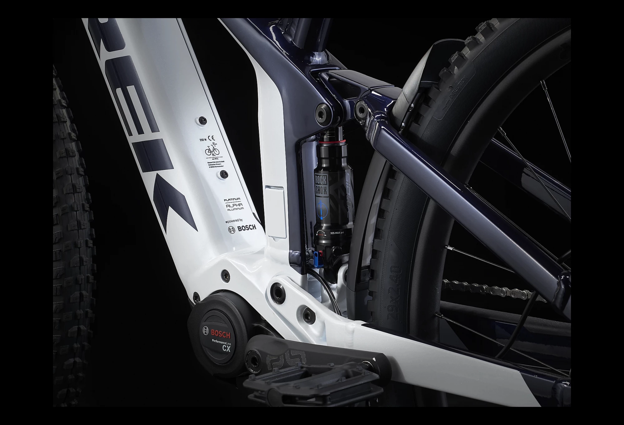 VTT Électrique Tout-Suspendu Trek Powerfly FS 7 Shimano SLX XT 12V 625 Wh 29 » Blanc / Bleu Alpine 2022 5 VTT Électrique Tout-Suspendu Trek Powerfly FS 7 Shimano SLX XT 12V 625 Wh 29 » Blanc / Bleu Alpine 2022 – Image 5