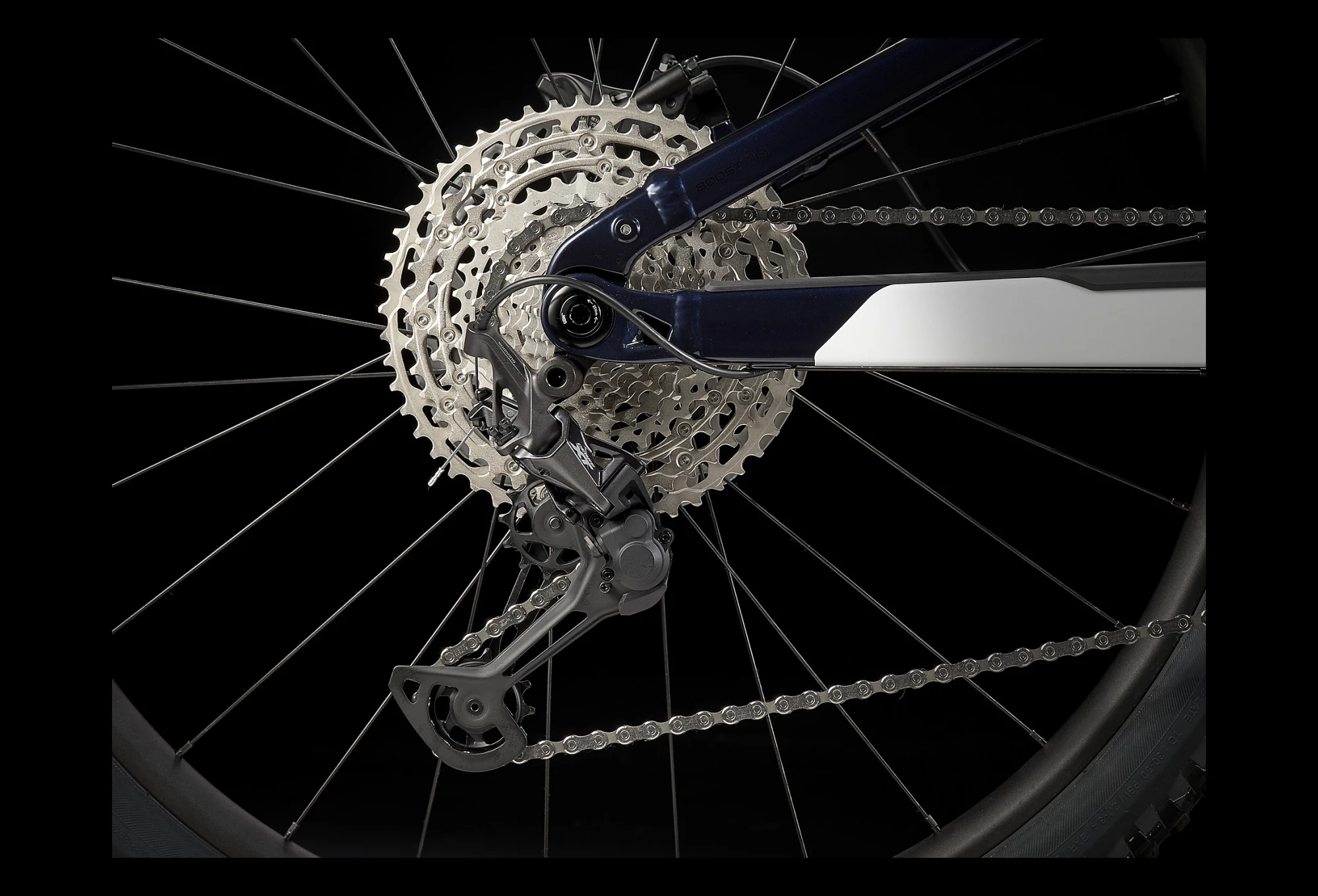 VTT Électrique Tout-Suspendu Trek Powerfly FS 7 Shimano SLX XT 12V 625 Wh 29 » Blanc / Bleu Alpine 2022 4 VTT Électrique Tout-Suspendu Trek Powerfly FS 7 Shimano SLX XT 12V 625 Wh 29 » Blanc / Bleu Alpine 2022 – Image 4